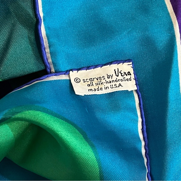 Vera Vibrant Blue and Green grape design Wrap with Elegant Design - Picture 7 of 8